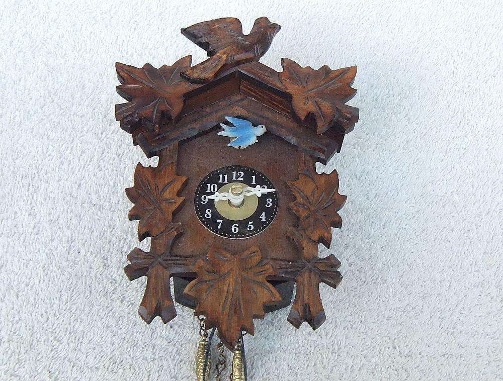 A HIGHLY DETAILED VINTAGE MINIATURE QUARTZ CUCKOO CLOCK "ORNAMENT" - READ WHY