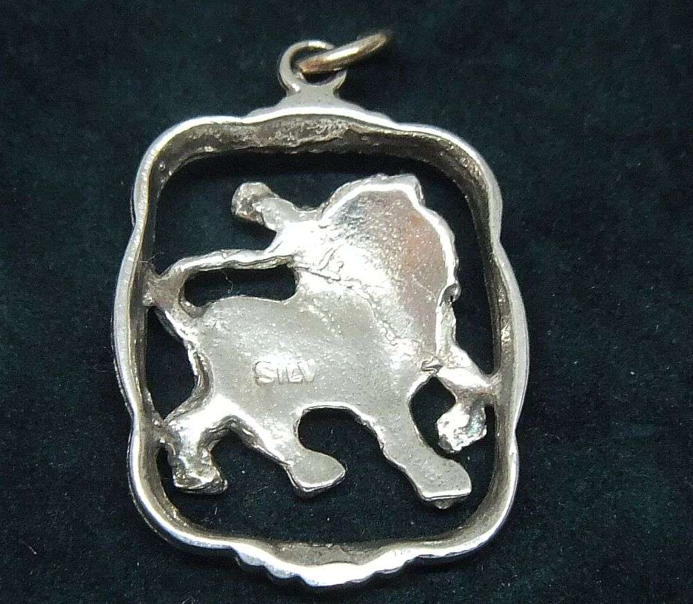 A VINTAGE SOLID STERLING SILVER "" LEO "" STAR SIGN PENDANT - ZODIAC 14