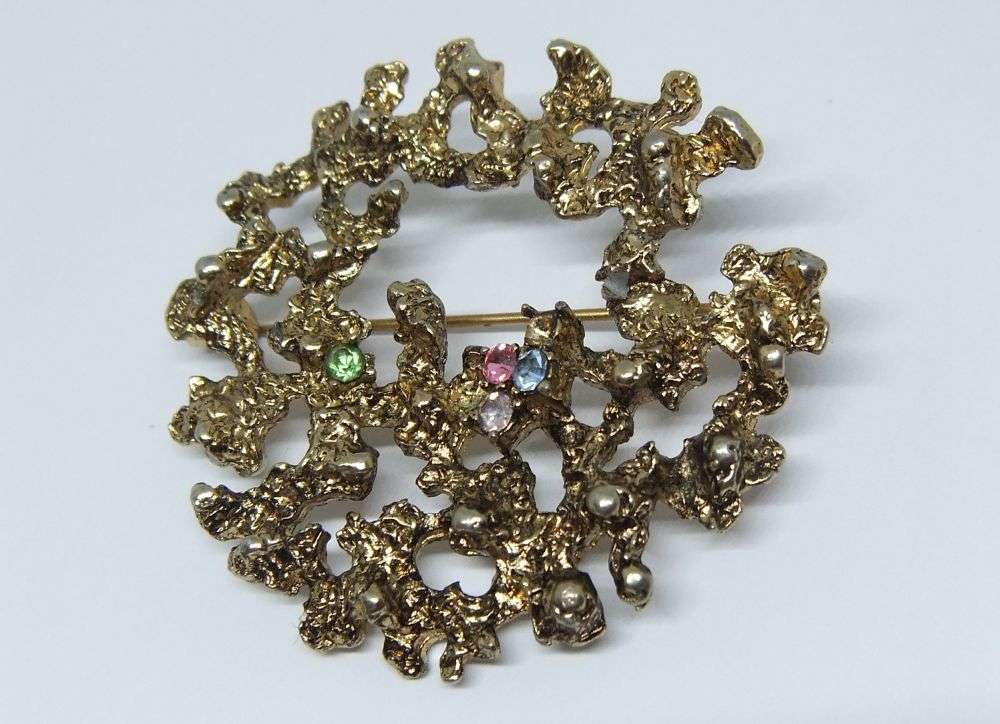 A RARER VINTAGE GOLD TONE BROOCH DESIGNED BY JOSEPH OF HOLLYWOOD