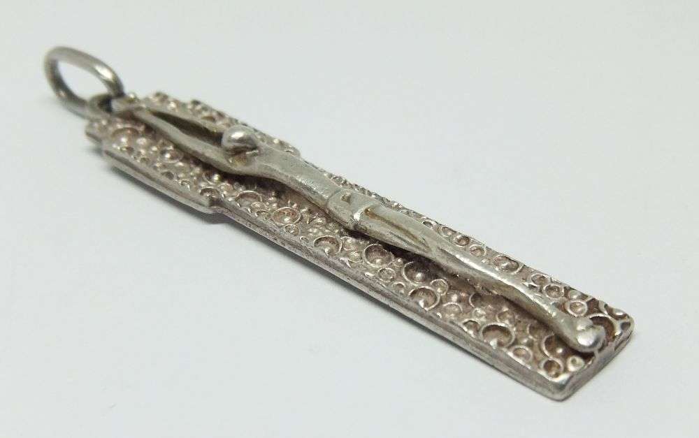 RARE FIND !! AN INTERESTING VINTAGE ARTISTIC INSPIRED UNIQUE STERLING SILVER CRUCIFIX PENDANT !! WOW