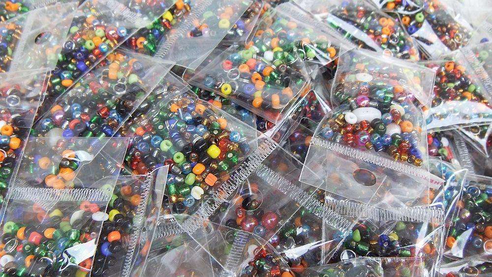 299 PACKETS OF BEADS !! BID PER PACKET TO WIN ALL !! GLASS AND ACRYLIC BEADS WITH METAL JUMP RINGS