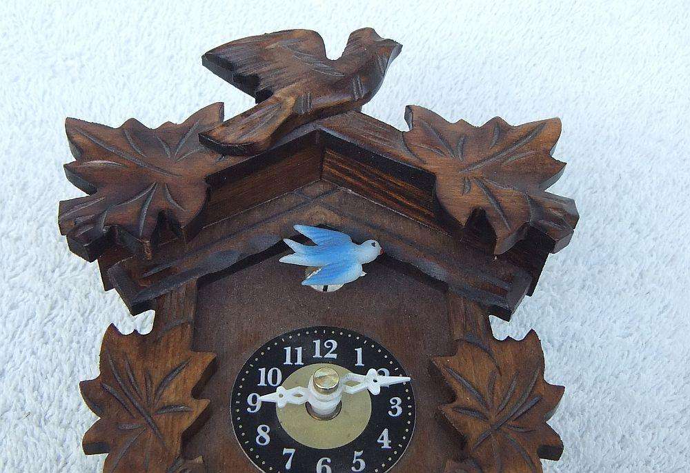 A HIGHLY DETAILED VINTAGE MINIATURE QUARTZ CUCKOO CLOCK "ORNAMENT" - READ WHY