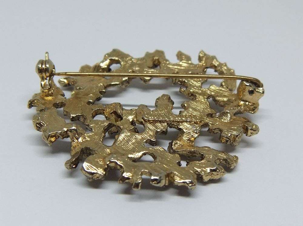 A RARER VINTAGE GOLD TONE BROOCH DESIGNED BY JOSEPH OF HOLLYWOOD