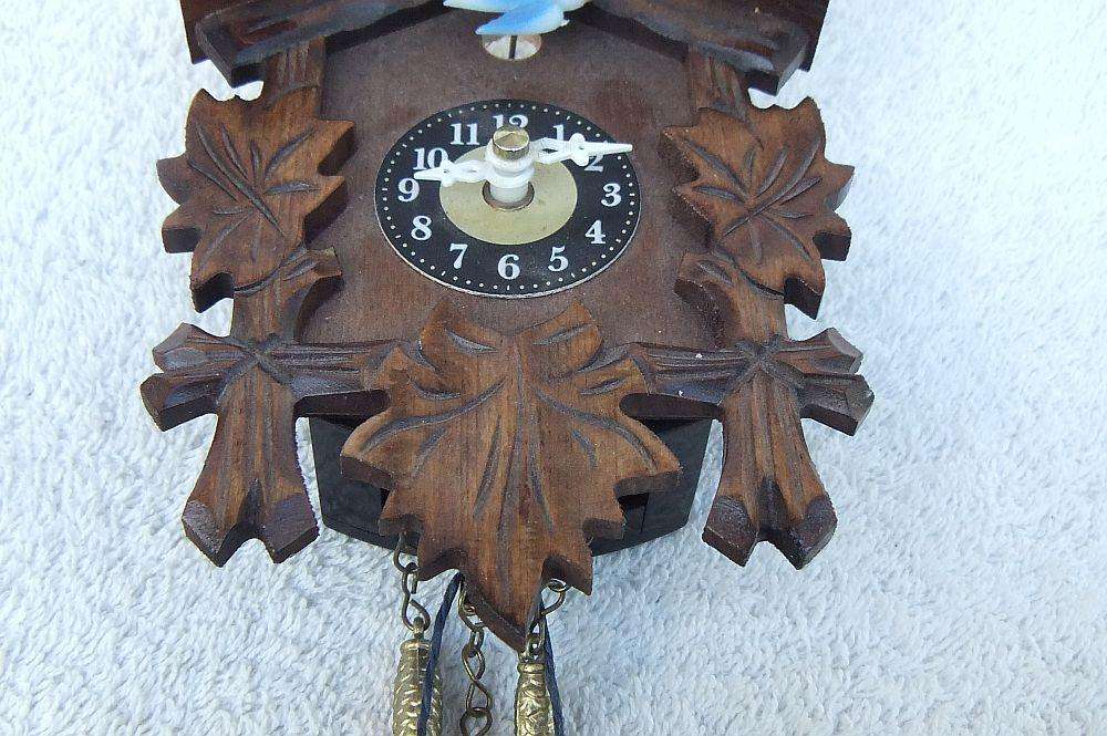 A HIGHLY DETAILED VINTAGE MINIATURE QUARTZ CUCKOO CLOCK "ORNAMENT" - READ WHY