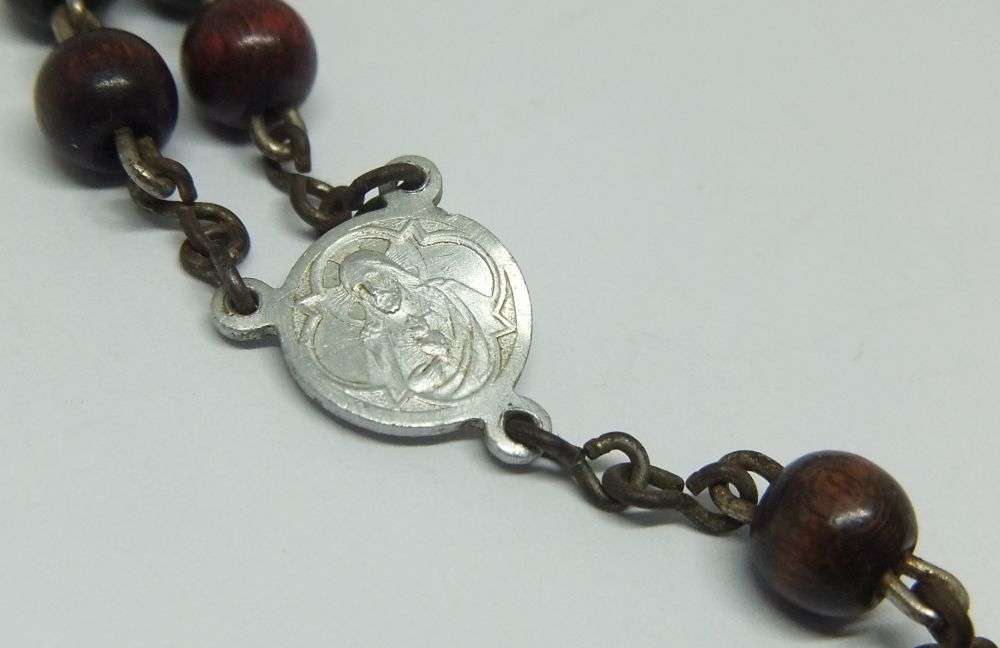 A CHARMING VINTAGE WOOD BEAD ROSARY WITH METAL CRUCIFIX MADE IN GERMANY