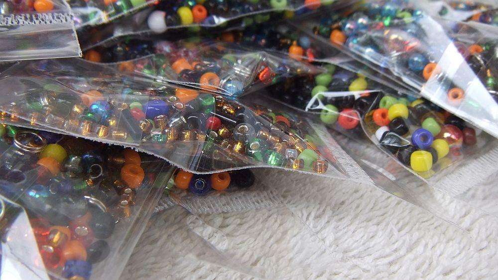 299 PACKETS OF BEADS !! BID PER PACKET TO WIN ALL !! GLASS AND ACRYLIC BEADS WITH METAL JUMP RINGS