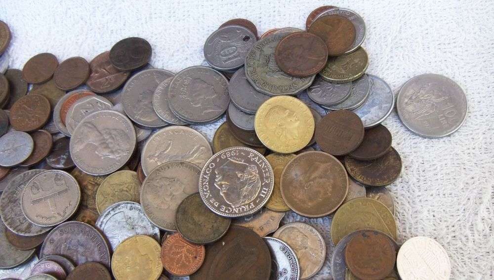 TAKE A LOOK !! A HANDMADE WOODEN BOX WITH OVER 200 OLD COINS FROM ALLOT OF PLACES !!