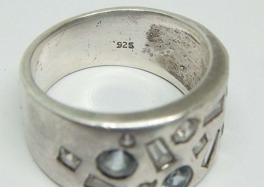 A STUNNING SOLID STERLING SILVER RING SET WITH FACETED STONES IN A VARIETY OF DIFFERENT CUTS !! WOW