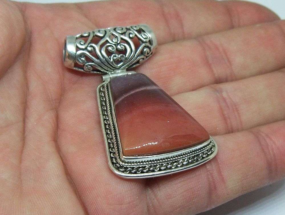 A BEAUTIFUL SOLID STERLING SILVER PENDANT SET WITH RED AGATE STONE IN EXCELLENT CONDITION !! WOW !!