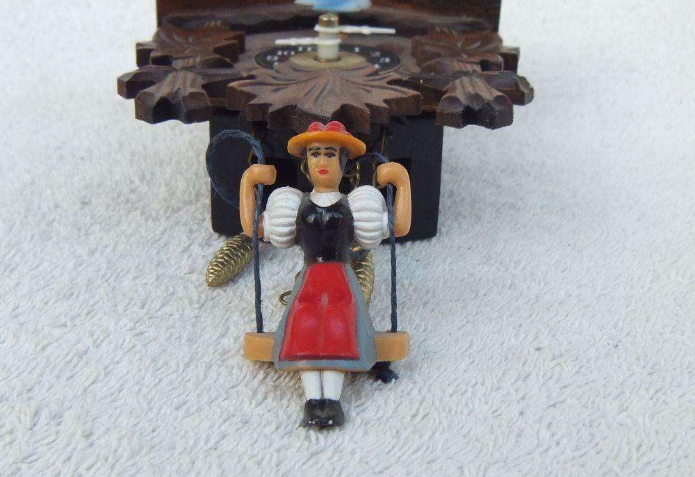 A HIGHLY DETAILED VINTAGE MINIATURE QUARTZ CUCKOO CLOCK "ORNAMENT" - READ WHY