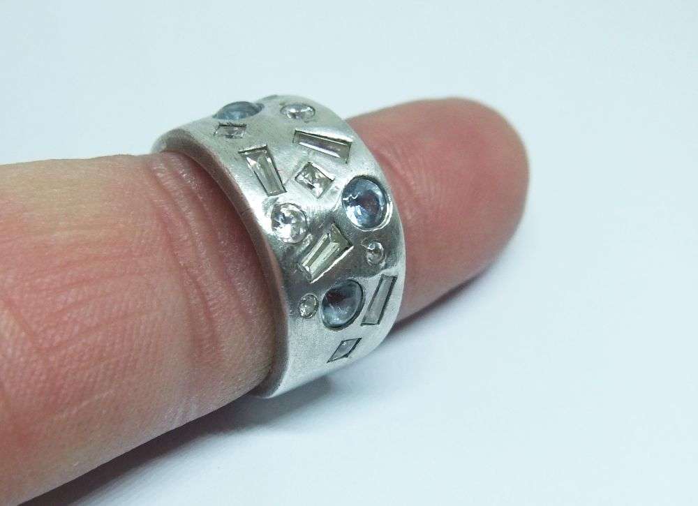 A STUNNING SOLID STERLING SILVER RING SET WITH FACETED STONES IN A VARIETY OF DIFFERENT CUTS !! WOW