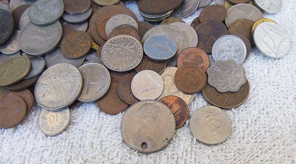TAKE A LOOK !! A HANDMADE WOODEN BOX WITH OVER 200 OLD COINS FROM ALLOT OF PLACES !!
