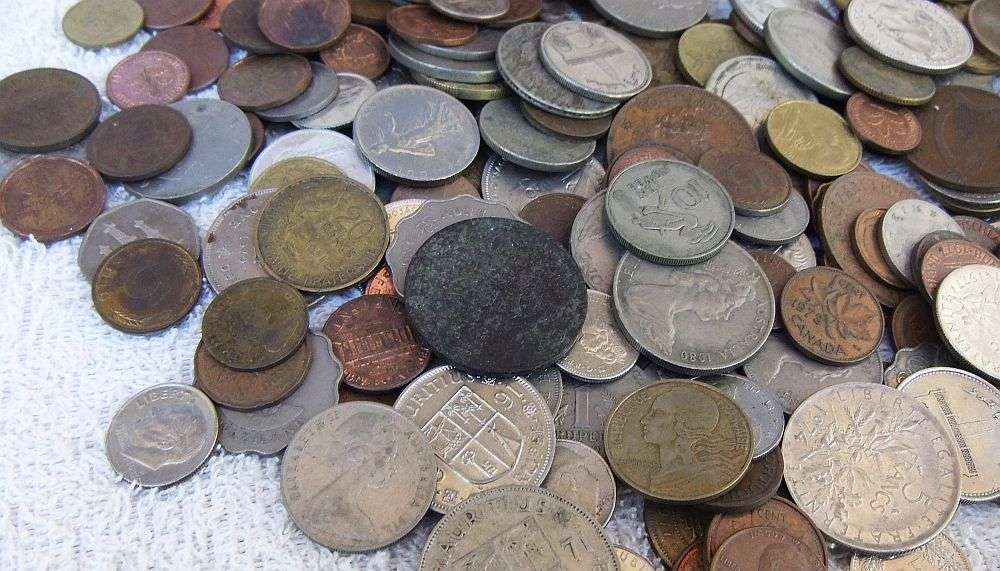 TAKE A LOOK !! A HANDMADE WOODEN BOX WITH OVER 200 OLD COINS FROM ALLOT OF PLACES !!