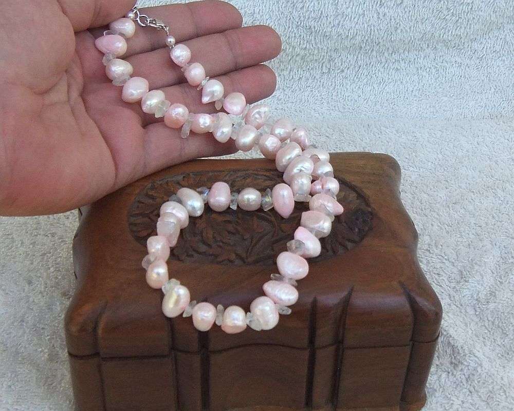 AWESOME FIND !! AN EYE CATCHING GENUINE FRESHWATER PEARL NECKLACE WITH A PINK TINGE !! WOW !!