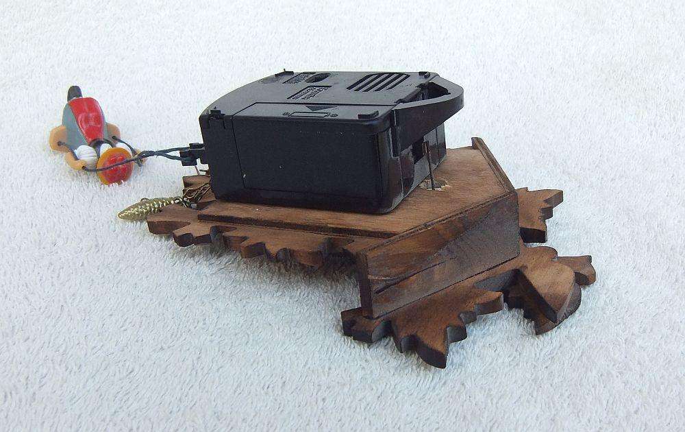 A HIGHLY DETAILED VINTAGE MINIATURE QUARTZ CUCKOO CLOCK "ORNAMENT" - READ WHY