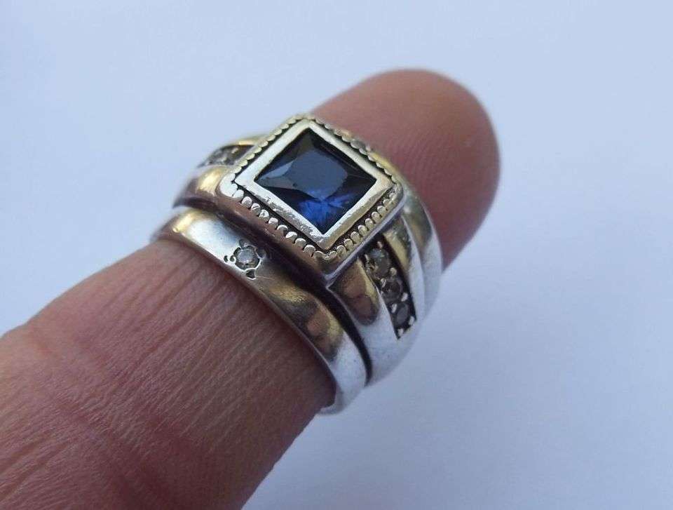 A BEAUTIFUL STERLING SILVER RING WITH FACETED BLUE CZ AND CLEAR CZ STONES - 3 MADE INTO ONE