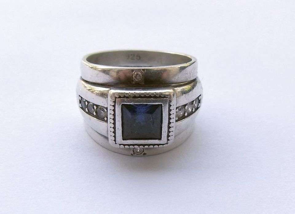 A BEAUTIFUL STERLING SILVER RING WITH FACETED BLUE CZ AND CLEAR CZ STONES - 3 MADE INTO ONE