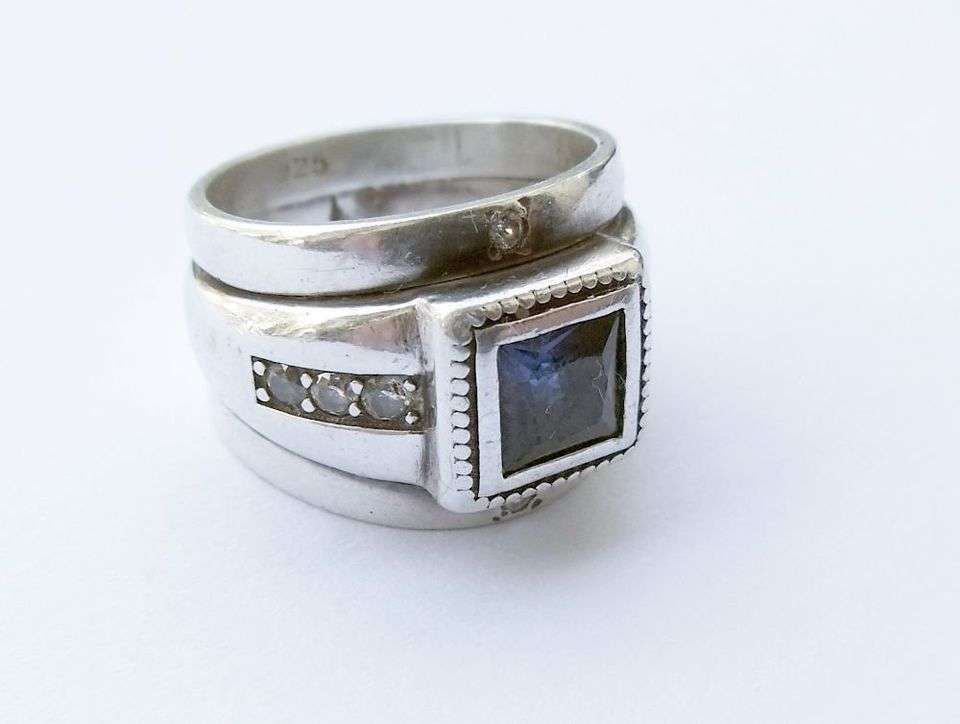A BEAUTIFUL STERLING SILVER RING WITH FACETED BLUE CZ AND CLEAR CZ STONES - 3 MADE INTO ONE