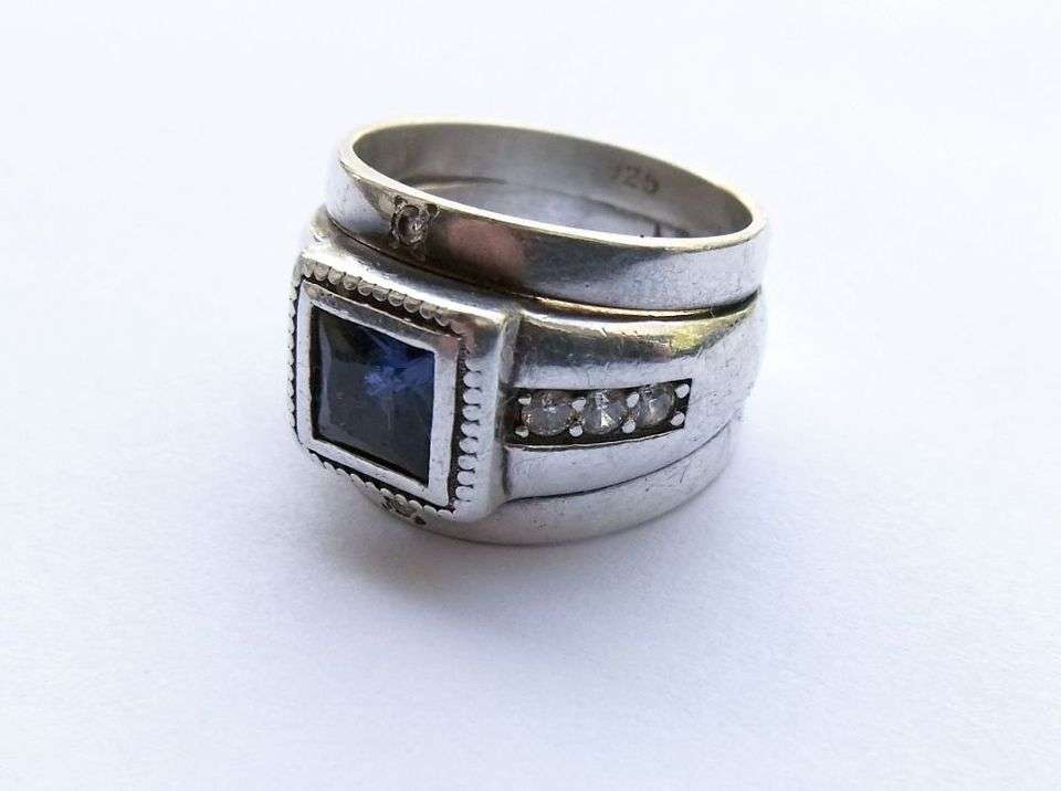 A BEAUTIFUL STERLING SILVER RING WITH FACETED BLUE CZ AND CLEAR CZ STONES - 3 MADE INTO ONE