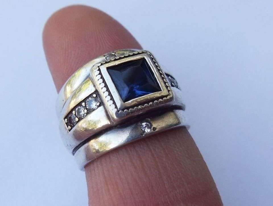 A BEAUTIFUL STERLING SILVER RING WITH FACETED BLUE CZ AND CLEAR CZ STONES - 3 MADE INTO ONE