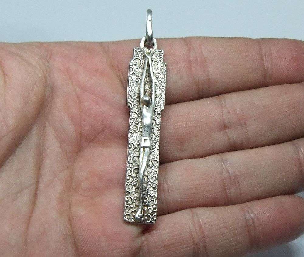 RARE FIND !! AN INTERESTING VINTAGE ARTISTIC INSPIRED UNIQUE STERLING SILVER CRUCIFIX PENDANT !! WOW