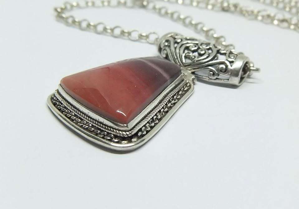 AN EXTRA LONG STERLING SILVER ROUND LINK NECKLACE & STERLING SILVER PENDANT SET WITH RED AGATE STONE