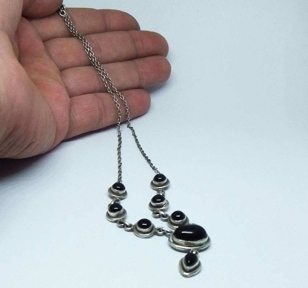 AN EXQUISITE STERLING SILVER NECKLACE SET WITH CABOCHON BLACK ONYX STONES IN EXCELLENT CONDITION