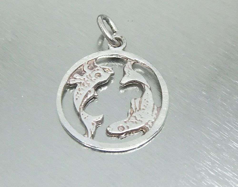 A RARE VINTAGE 1970`S STERLING SILVER "PISCES" ZODIAC SIGN PENDANT - NEVER WORN - FREE COMBINING !!
