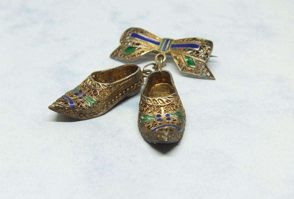 AN ABSOLUTELY ADORABLE VINTAGE FILIGREE SILVER DUTCH CLOG BROOCH WITH ENAMEL AND GOLD GILT !!