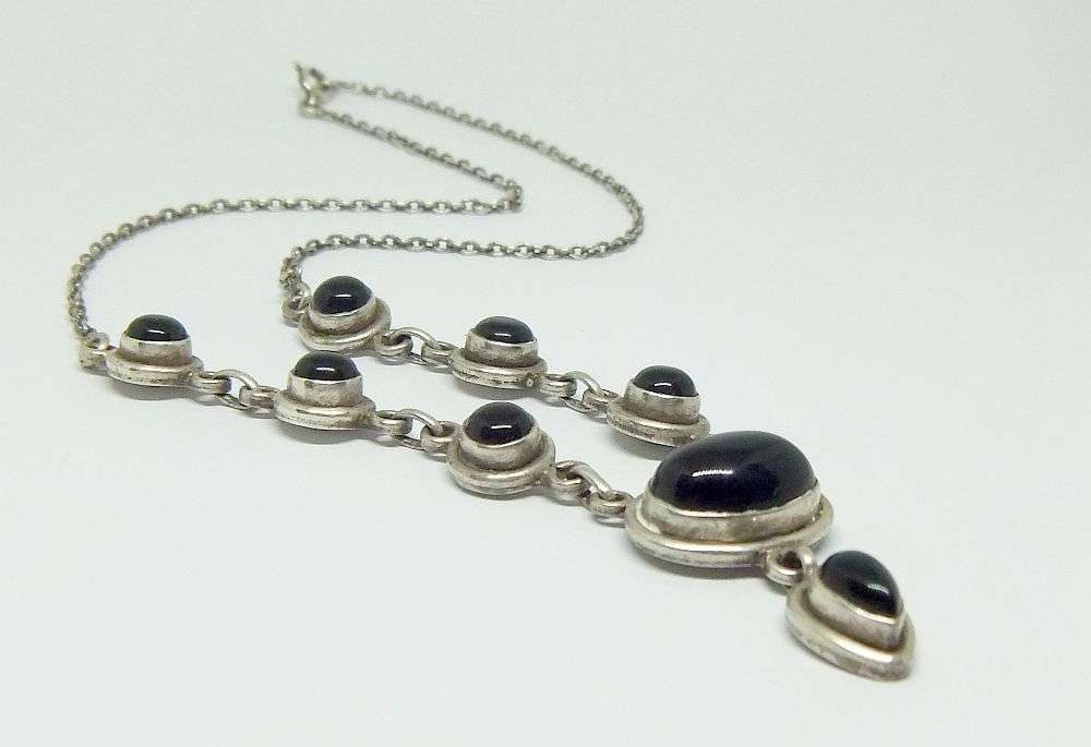 AN EXQUISITE STERLING SILVER NECKLACE SET WITH CABOCHON BLACK ONYX STONES IN EXCELLENT CONDITION