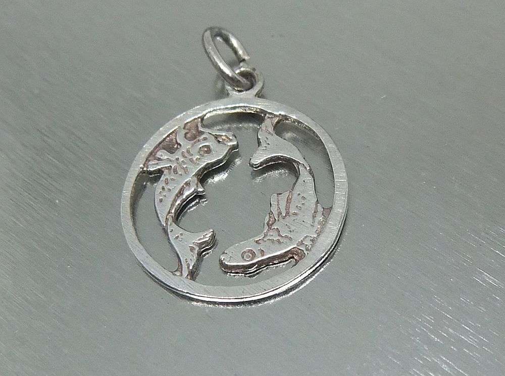 A RARE VINTAGE 1970`S STERLING SILVER "PISCES" ZODIAC SIGN PENDANT - NEVER WORN - FREE COMBINING !!