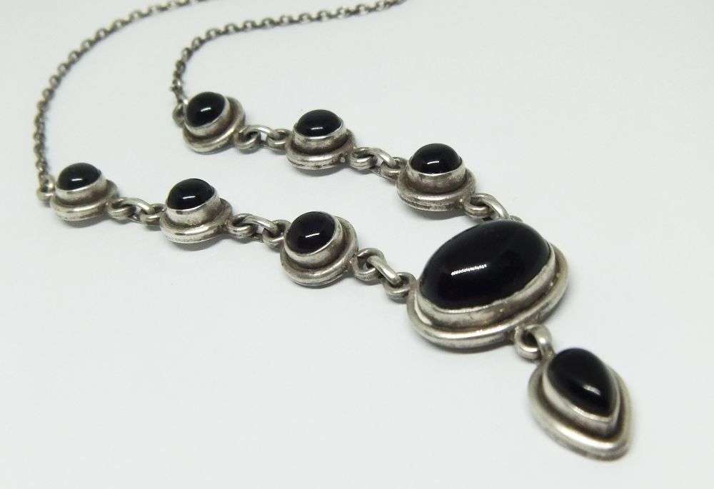 AN EXQUISITE STERLING SILVER NECKLACE SET WITH CABOCHON BLACK ONYX STONES IN EXCELLENT CONDITION