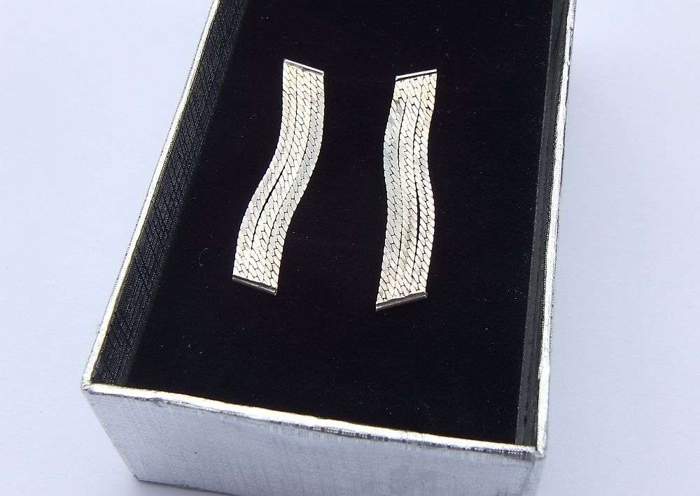 WOW !! LOOK !! A VINTAGE STYLE PAIR OF FANCY STERLING SILVER EARRINGS WITH GIFT BOX !!