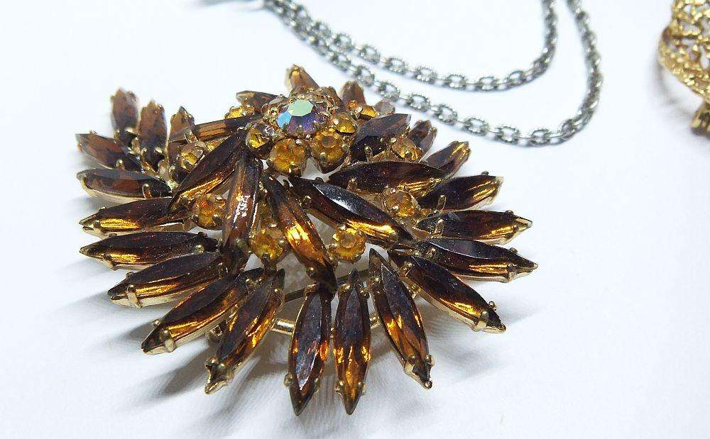 WOW !! THREE STUNNING VINTAGE BROOCHES FOR YOUR COLLECTION !! BID FOR THE LOT !!