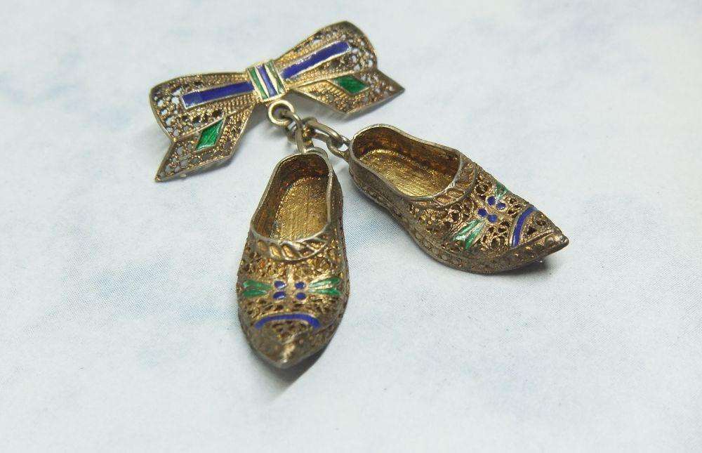 AN ABSOLUTELY ADORABLE VINTAGE FILIGREE SILVER DUTCH CLOG BROOCH WITH ENAMEL AND GOLD GILT !!