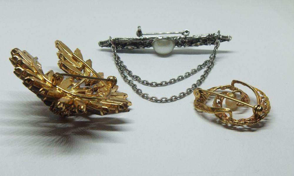 WOW !! THREE STUNNING VINTAGE BROOCHES FOR YOUR COLLECTION !! BID FOR THE LOT !!