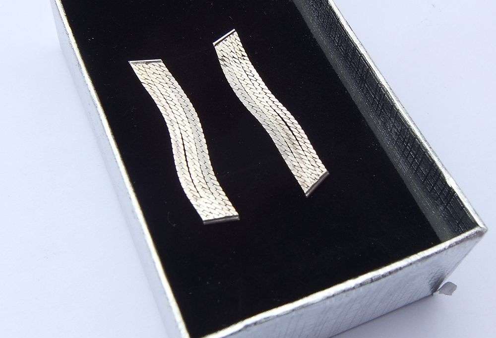 WOW !! LOOK !! A VINTAGE STYLE PAIR OF FANCY STERLING SILVER EARRINGS WITH GIFT BOX !!