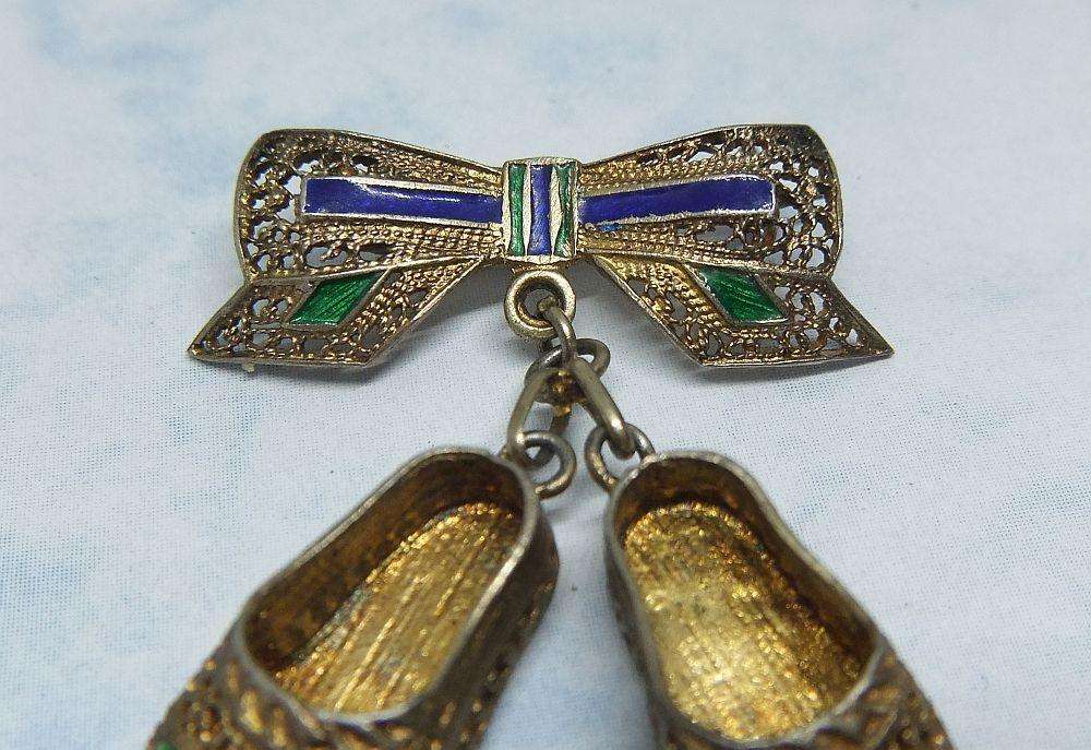 AN ABSOLUTELY ADORABLE VINTAGE FILIGREE SILVER DUTCH CLOG BROOCH WITH ENAMEL AND GOLD GILT !!