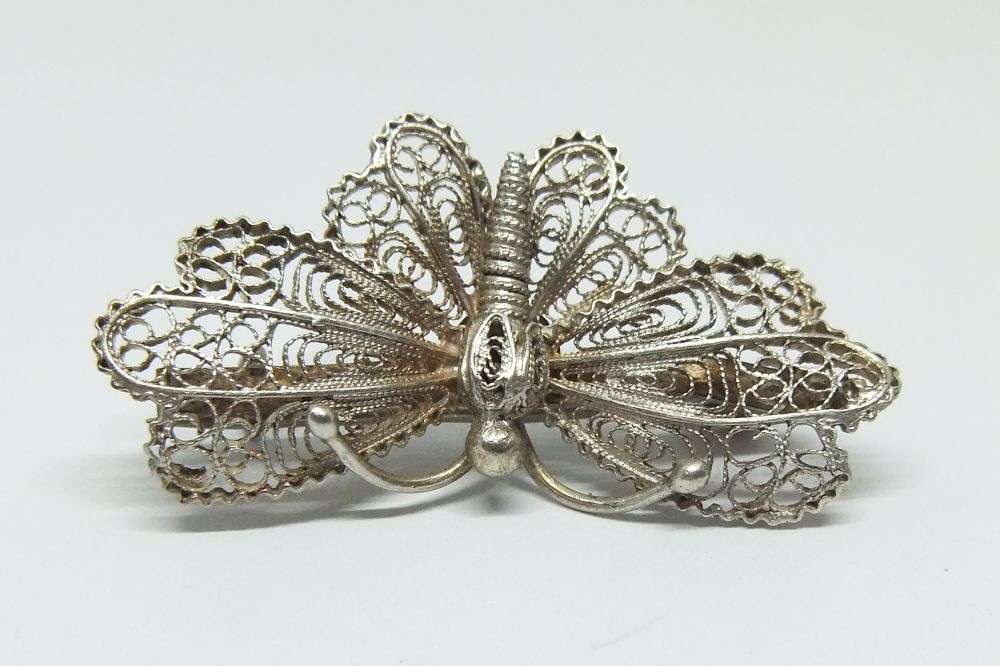 AN INTRICATELY DETAILED OLD "800" SILVER BUTTERFLY BROOCH MADE IN ITALY