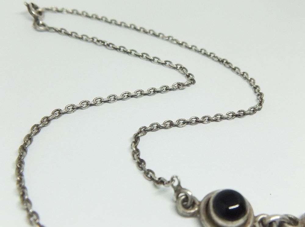 AN EXQUISITE STERLING SILVER NECKLACE SET WITH CABOCHON BLACK ONYX STONES IN EXCELLENT CONDITION