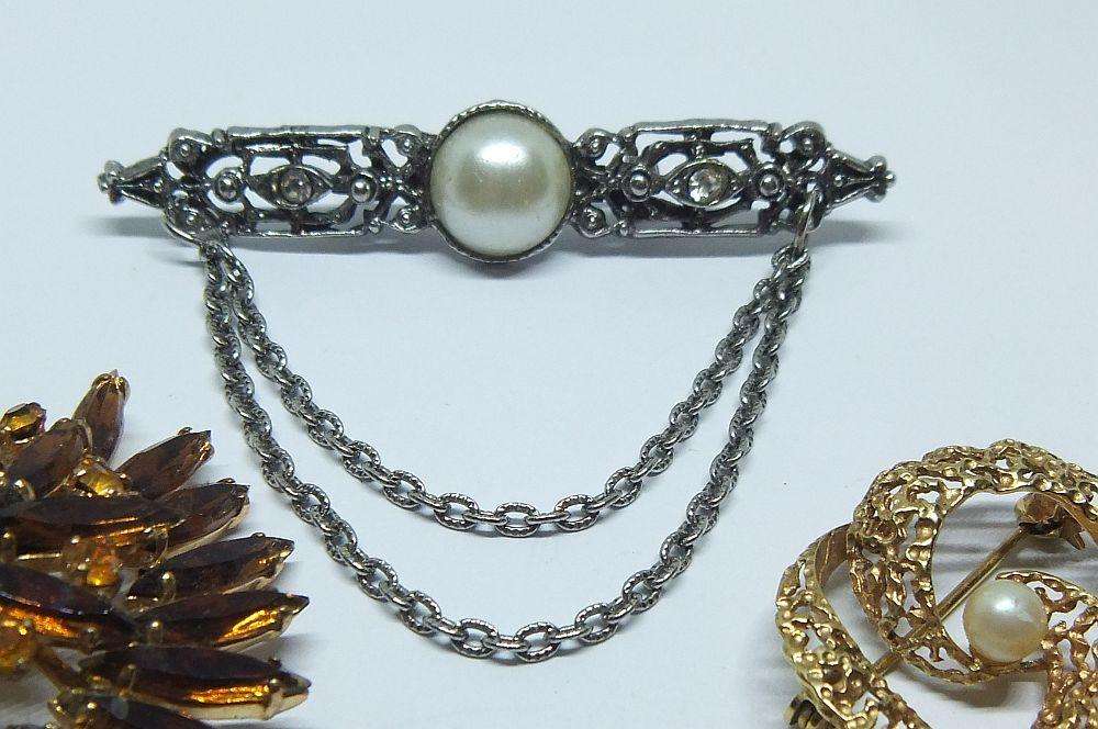 WOW !! THREE STUNNING VINTAGE BROOCHES FOR YOUR COLLECTION !! BID FOR THE LOT !!