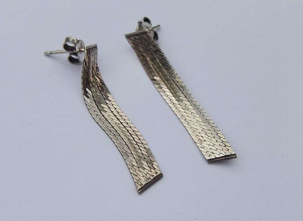 WOW !! LOOK !! A VINTAGE STYLE PAIR OF FANCY STERLING SILVER EARRINGS WITH GIFT BOX !!