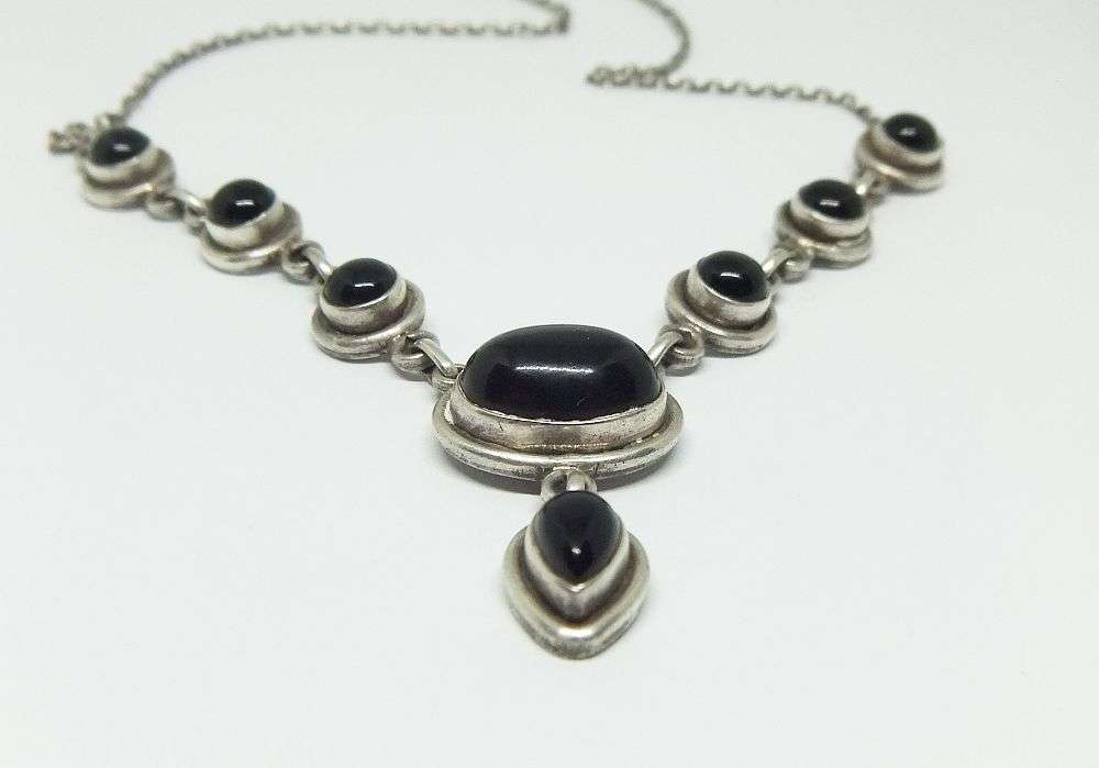 AN EXQUISITE STERLING SILVER NECKLACE SET WITH CABOCHON BLACK ONYX STONES IN EXCELLENT CONDITION