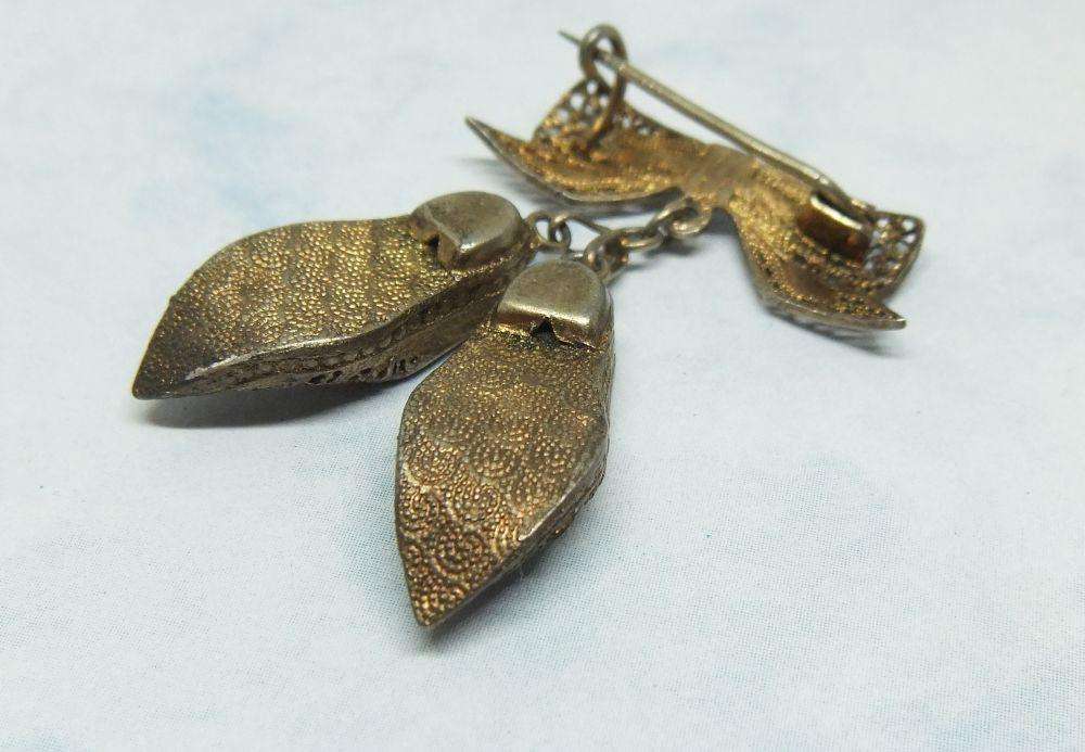 AN ABSOLUTELY ADORABLE VINTAGE FILIGREE SILVER DUTCH CLOG BROOCH WITH ENAMEL AND GOLD GILT !!