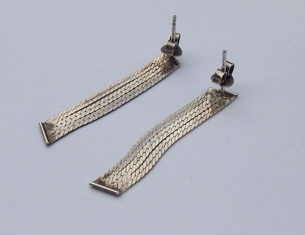 WOW !! LOOK !! A VINTAGE STYLE PAIR OF FANCY STERLING SILVER EARRINGS WITH GIFT BOX !!