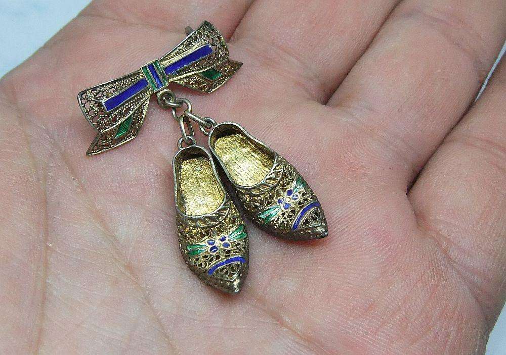 AN ABSOLUTELY ADORABLE VINTAGE FILIGREE SILVER DUTCH CLOG BROOCH WITH ENAMEL AND GOLD GILT !!