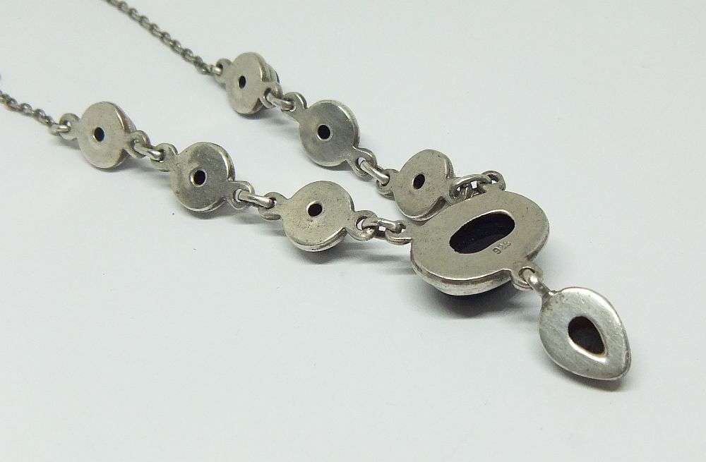 AN EXQUISITE STERLING SILVER NECKLACE SET WITH CABOCHON BLACK ONYX STONES IN EXCELLENT CONDITION