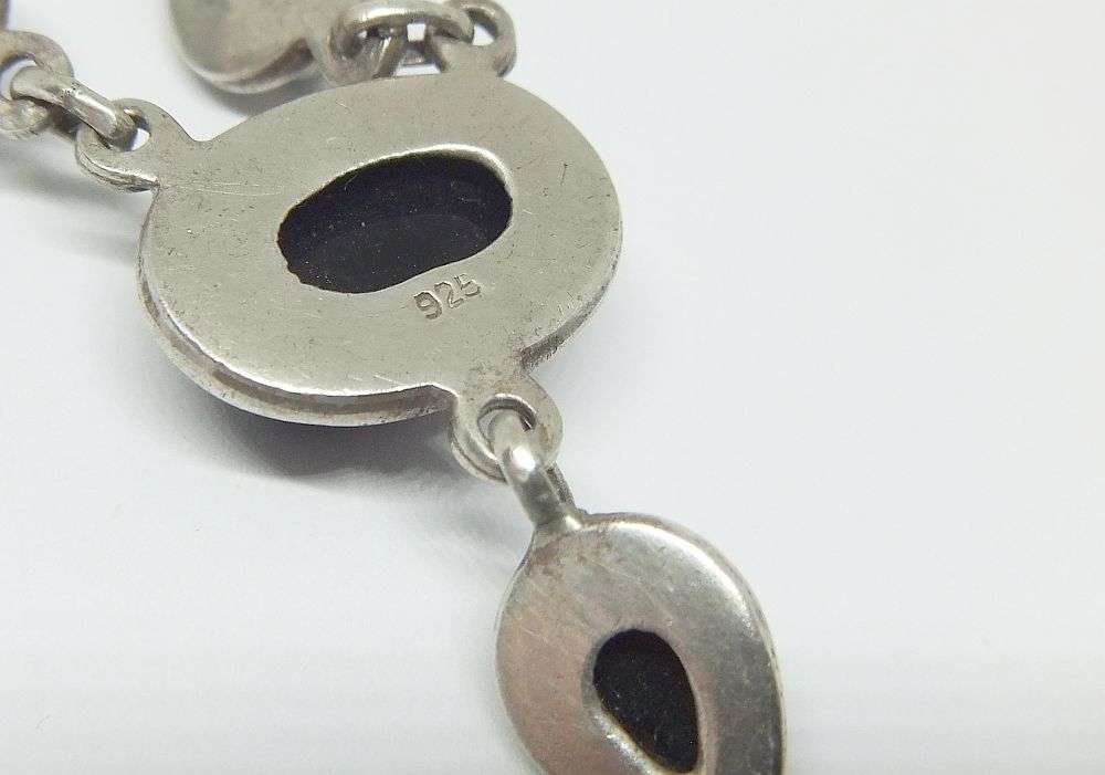 AN EXQUISITE STERLING SILVER NECKLACE SET WITH CABOCHON BLACK ONYX STONES IN EXCELLENT CONDITION