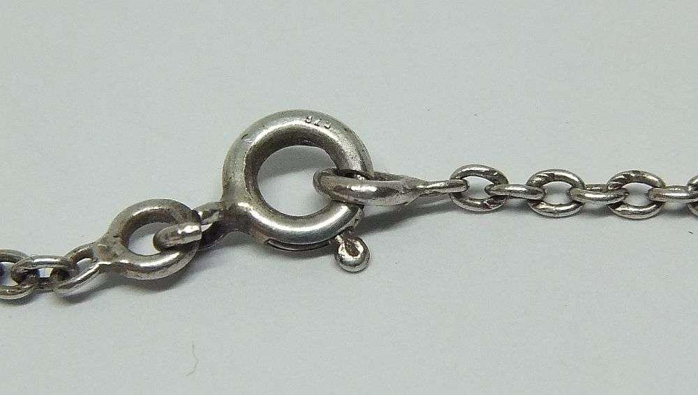 AN EXQUISITE STERLING SILVER NECKLACE SET WITH CABOCHON BLACK ONYX STONES IN EXCELLENT CONDITION