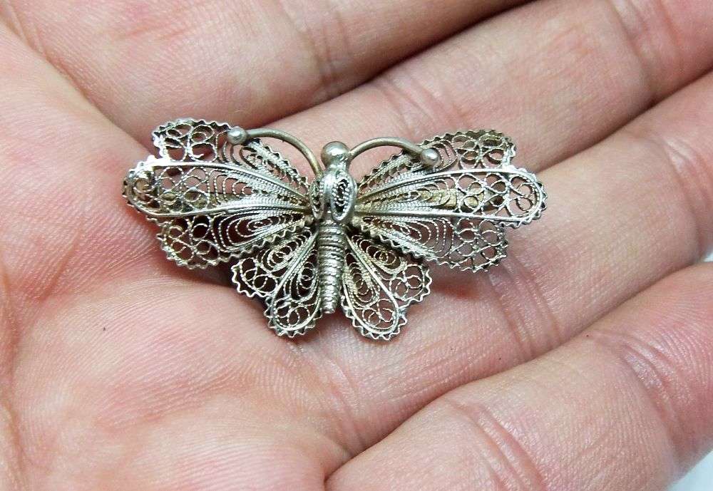 AN INTRICATELY DETAILED OLD "800" SILVER BUTTERFLY BROOCH MADE IN ITALY